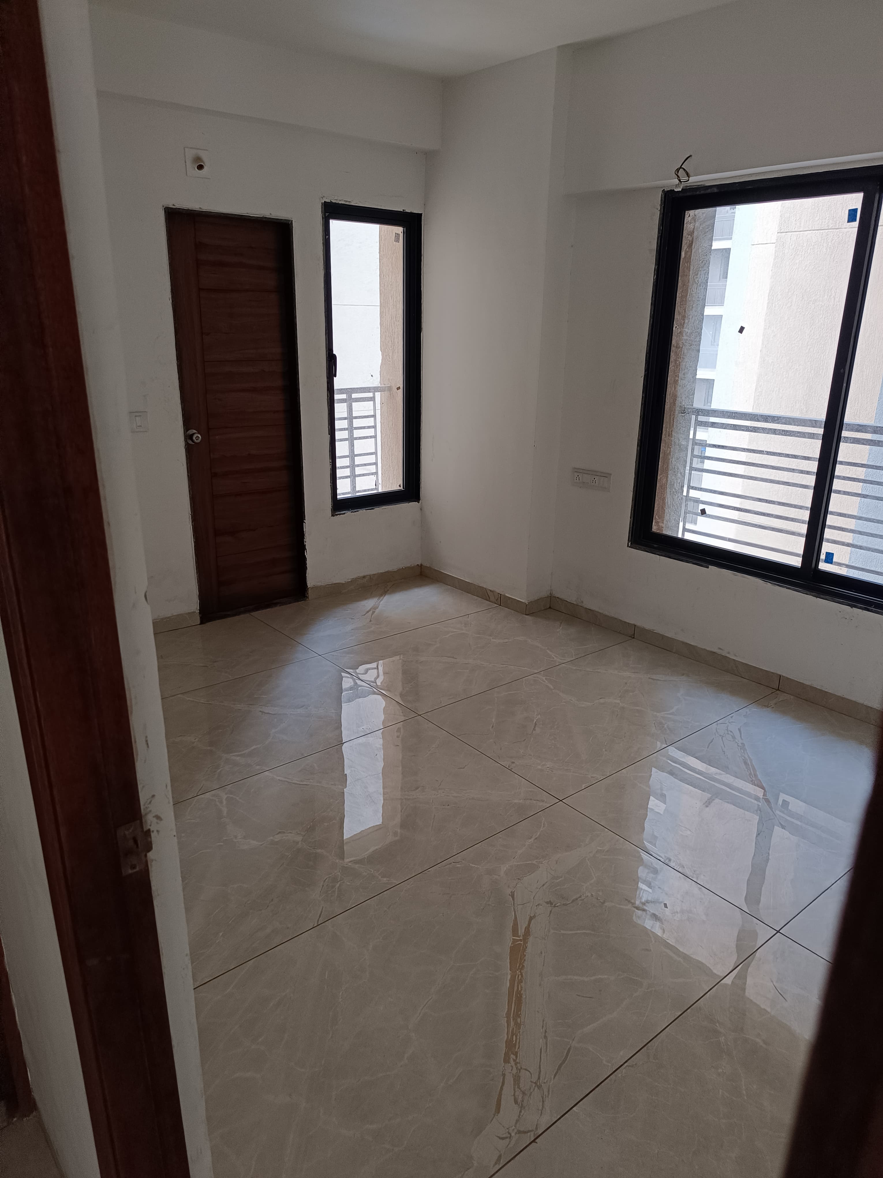 4 BHK 1500 Sq. Ft. Residential Flat / Appartment for Rent in Vaishnodevi Ahmedabad - Media 6