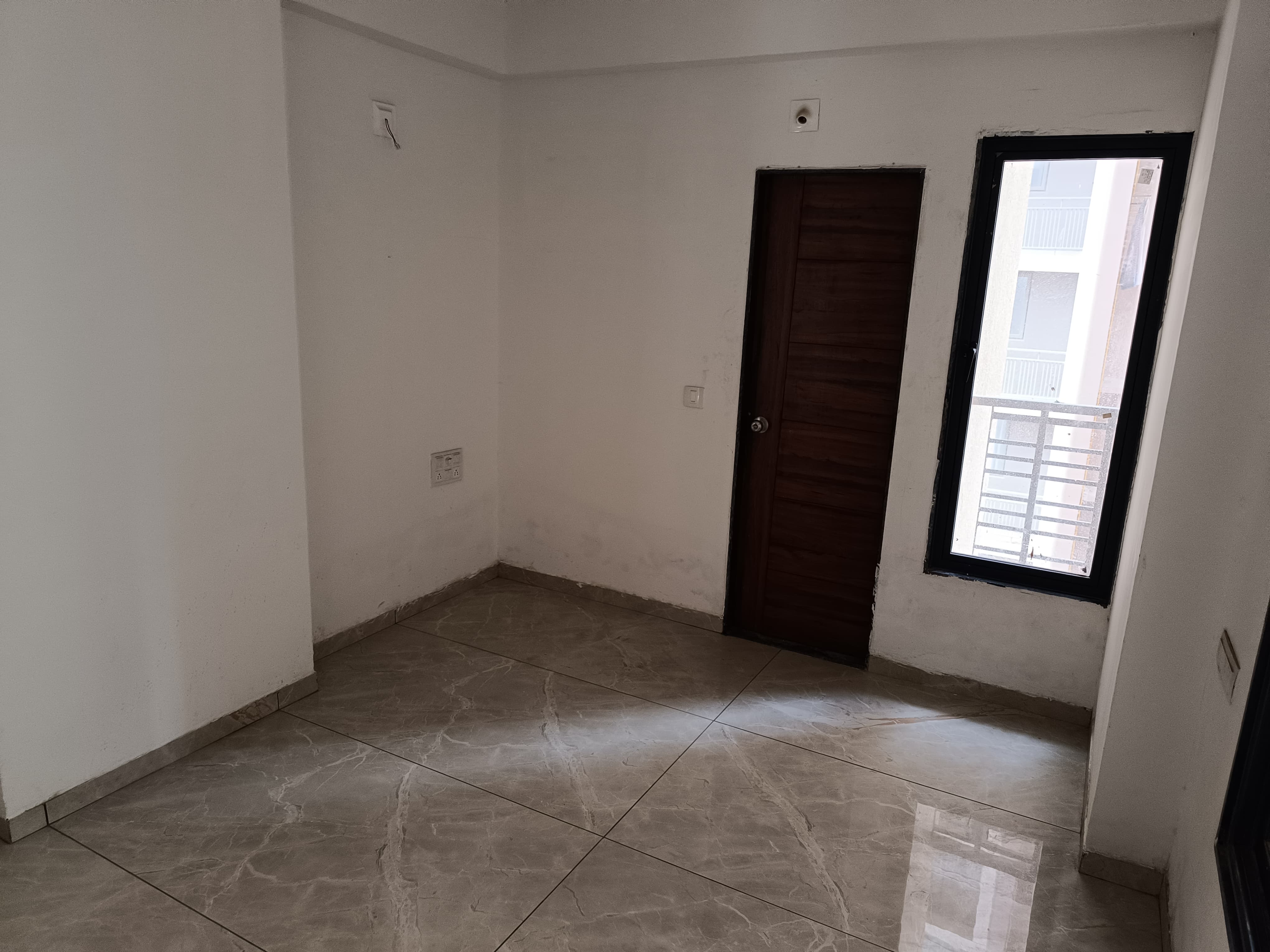 4 BHK 1500 Sq. Ft. Residential Flat / Appartment for Rent in Vaishnodevi Ahmedabad - Media 5