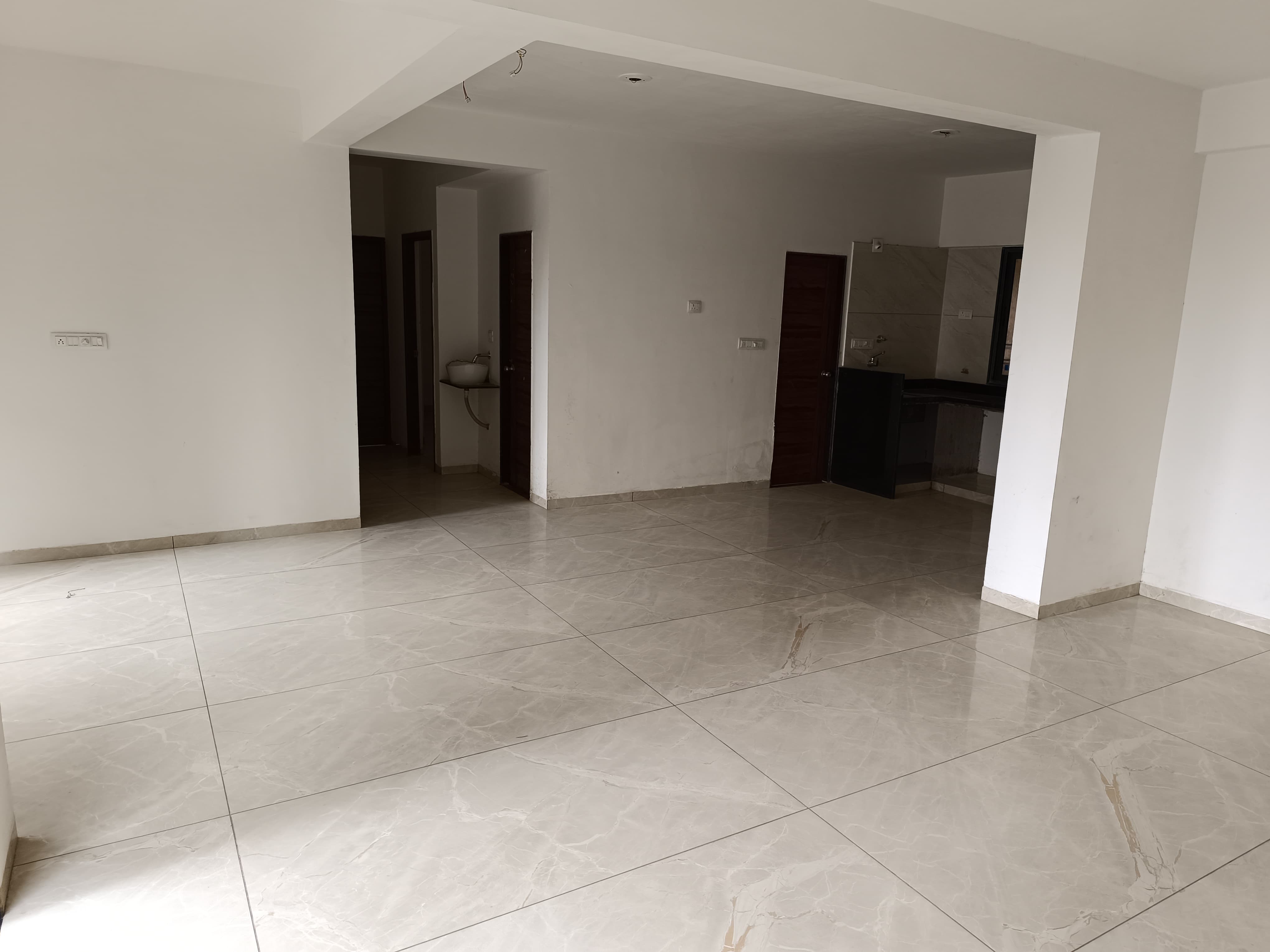 4 BHK 1500 Sq. Ft. Residential Flat / Appartment for Rent in Vaishnodevi Ahmedabad - Media 16