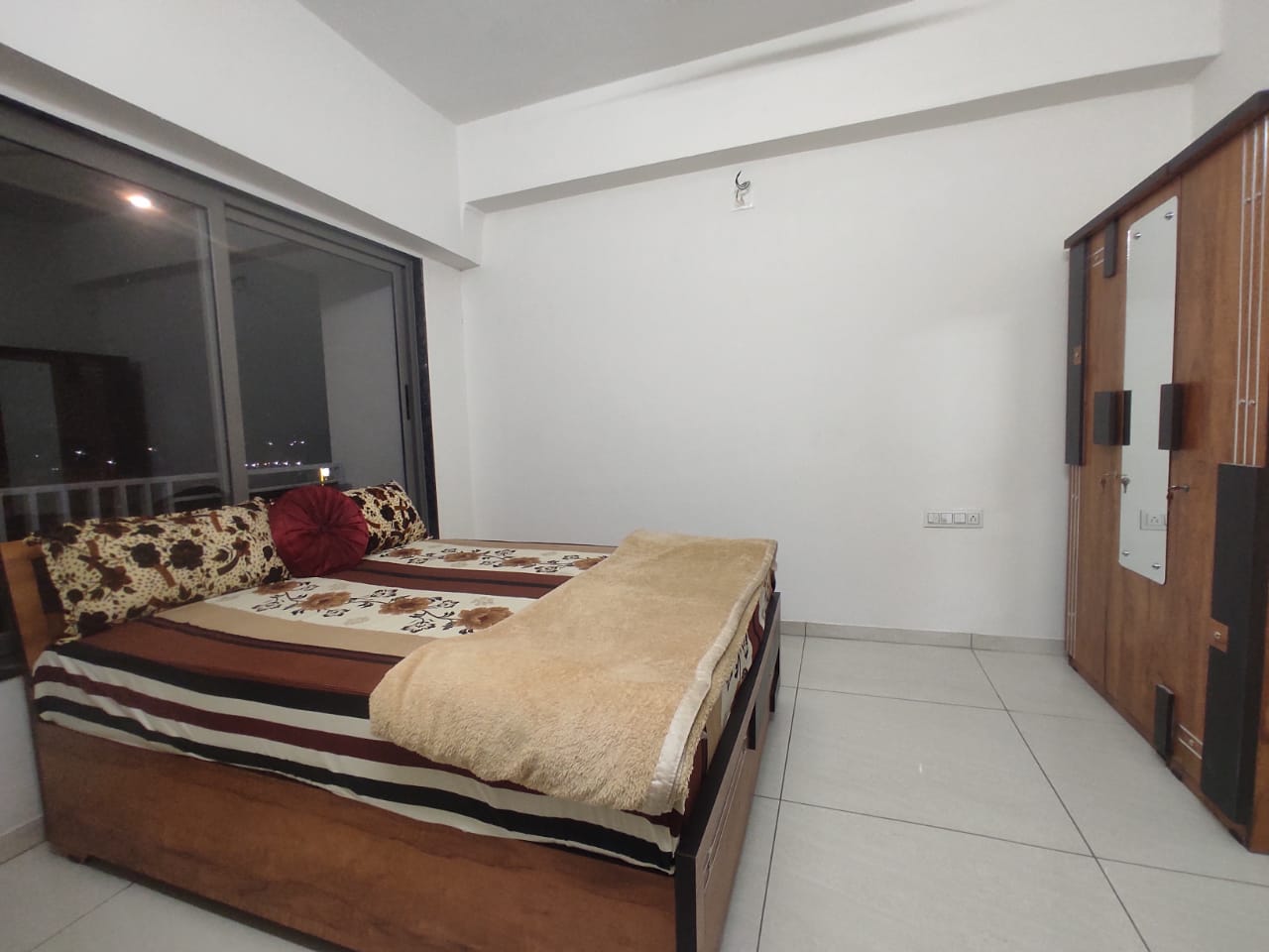 3 BHK 2007 Sq. Ft. Residential Flat / Appartment for Sell in Vaishnodevi Ahmedabad - Media 9