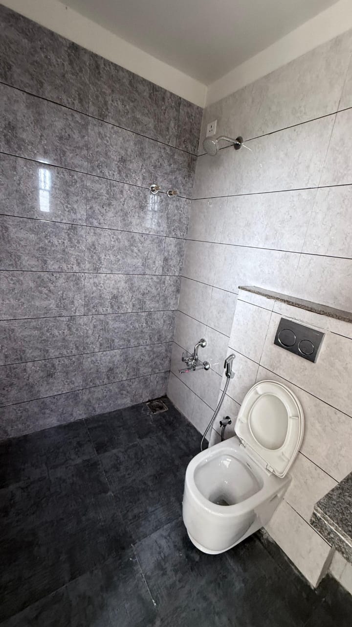 3 BHK 1000 Sq. Ft. Residential Flat / Appartment for Sell in Shilaj Ahmedabad - Media 3