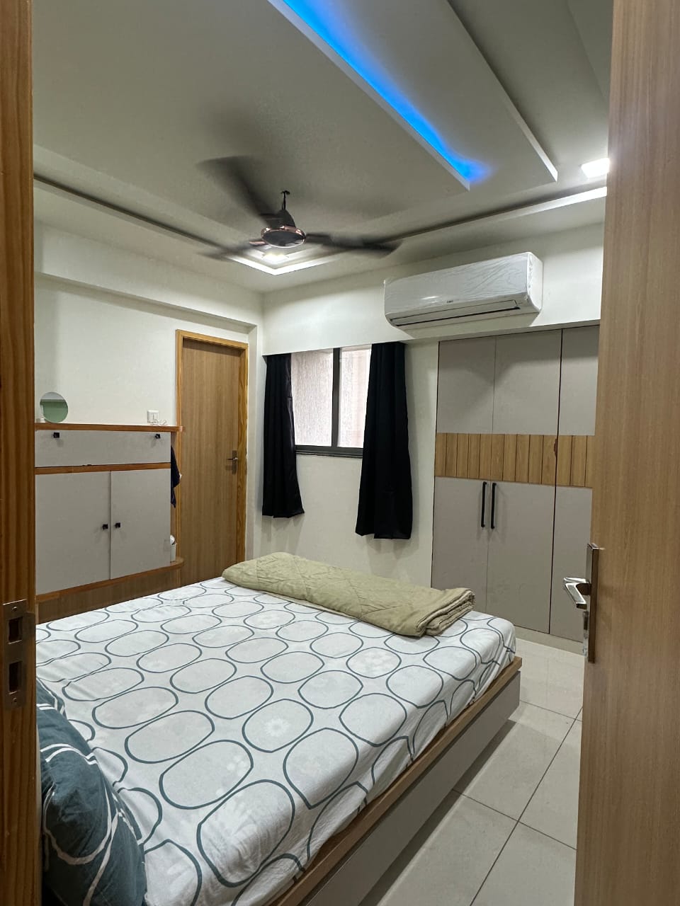 3 BHK 1480 Sq. Ft. Residential Flat / Appartment for Rent in Vaishnodevi Ahmedabad - Media 5