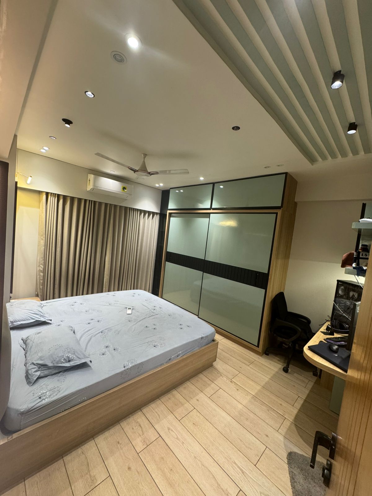 3 BHK 1980 Sq. Ft. Residential Flat / Appartment for Sell in Vaishnodevi Ahmedabad - Media 8