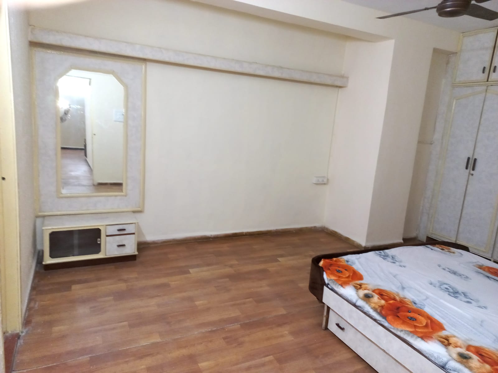 2 BHK 1000 Sq. Ft. Residential Flat / Appartment for Sell in Thaltej Ahmedabad - Media 7